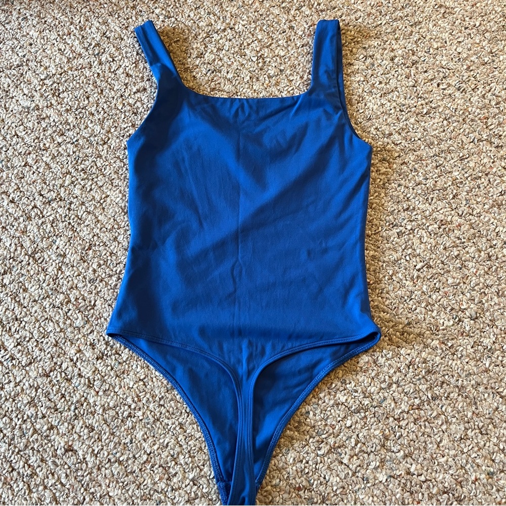 Aritzia Babaton Contour Pursue blue Bodysuit sleeveless squareneck women medium - Picture 4 of 4